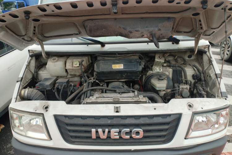 Used Iveco Daily 2020 2.5T A35 Passenger Van with Dual Tires Mid-Roof Design 5-9 Seater China V Emission Standard Engine Bay