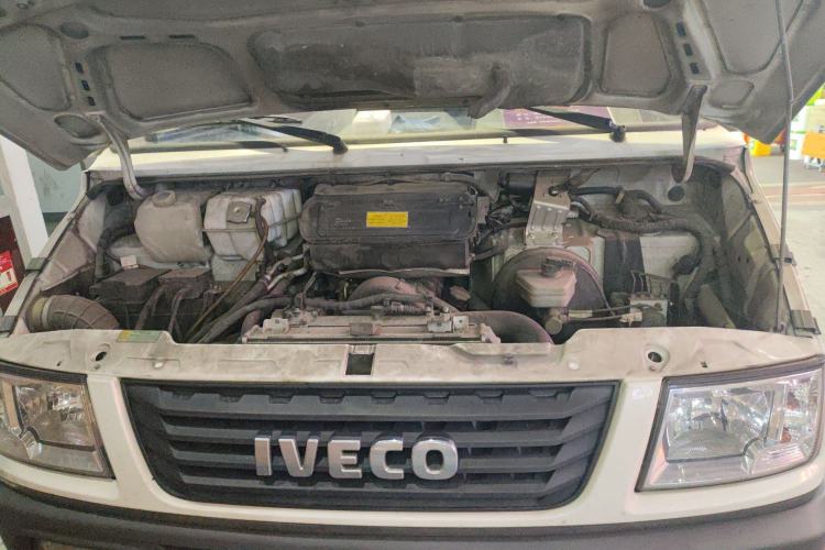 Used Iveco Daily 2020 2.5T A35 Passenger Van with Dual Tires Mid-Roof Design 5-9 Seater China V Emission Standard Engine Bay