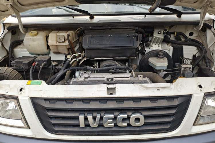 Used Iveco Daily 2020 2.5T A35 Passenger Van Single-Tire Mid-Roof Design 5-9 Seats with Sliding Side Door Meeting China V Emission Standards Engine Bay