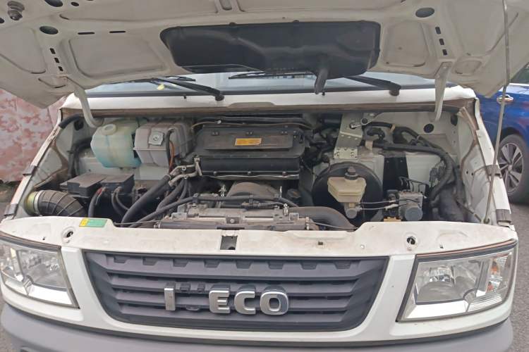 Used Iveco Daily 2020 2.5T A35 Passenger Van with Dual Tires Mid-Roof Design 5-9 Seater Side-Sliding Door Euro VI Standard Engine Bay