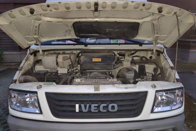 Used Iveco Daily 2020 2.8T V35 Box Truck with Dual Tires Mid-Roof Design 3 Seats Emission Standard China V Engine Bay