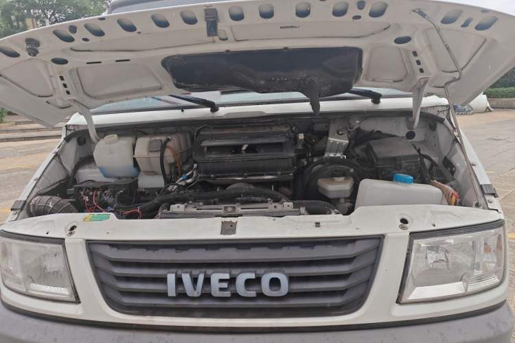 Used Iveco Daily 2020 2.5T A35 Passenger Van Single-Tire Mid-Roof Design 5-9 Seater with Sliding Side Door Meeting China VI Emission Standards Engine Bay