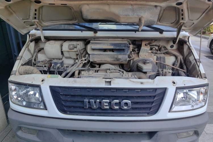 Used Iveco Daily 2020 2.5T A35 Passenger Van Single-Tire Mid-Roof Design 5-9 Seats China V Emission Standard Engine Bay