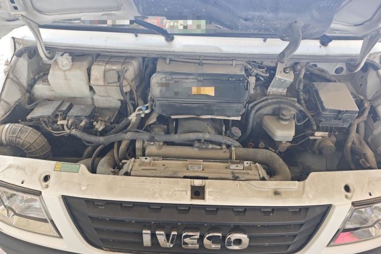 Used Iveco Daily 2020 2.5T A35 Passenger Van with Dual Tires Low Roof 5-9 Seats China V Emission Standard Engine Bay