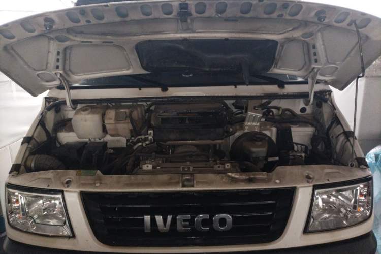 Used Iveco Daily 2020 2.5T A35 Passenger Van Single-Tire Mid-Roof Design 5-9 Seats China V Emission Standard Engine Bay