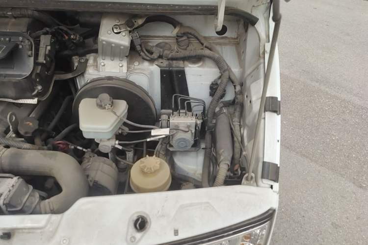 Used Iveco Daily 2020 2.5T A35 Passenger Van Dual Tires Mid-Roof Design 5-9 Seats China VI Standard Engine Bay Left