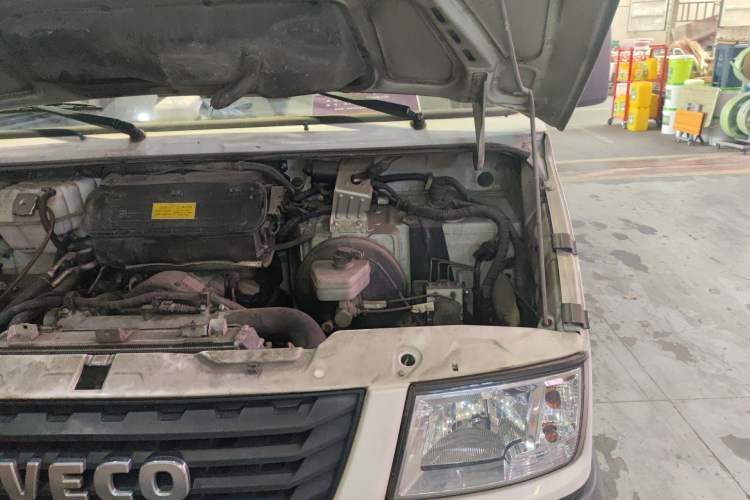 Used Iveco Daily 2020 2.5T A35 Passenger Van with Dual Tires Mid-Roof Design 5-9 Seater China V Emission Standard Engine Bay Left
