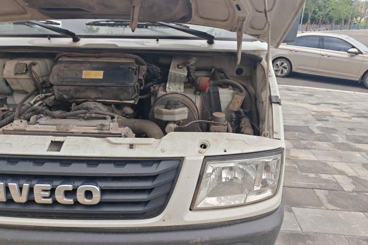 Used Iveco Daily 2020 2.8T V40 Cargo Van with Dual Tires Mid-Roof Design 3 Seats China V Emission Standard Engine Bay Left