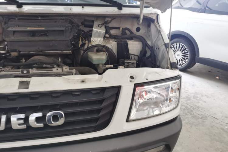 Used Iveco Daily 2020 2.5T A35 Passenger Van Single-Tire Mid-Roof Design 5-9 Seats China V Emission Standard Engine Bay Left