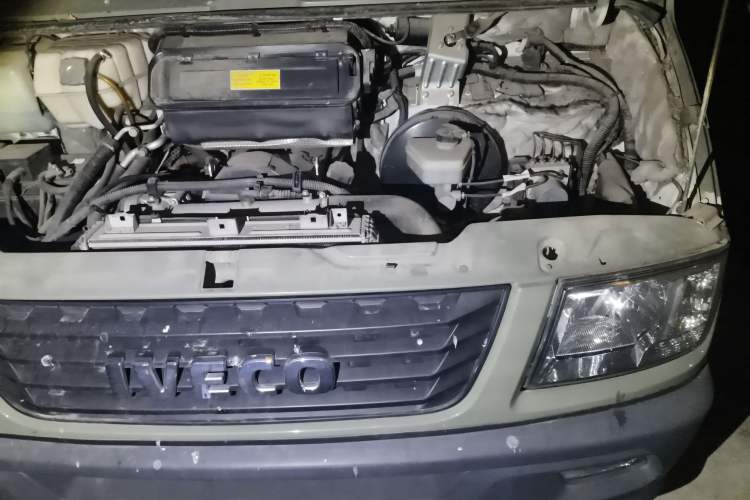 Used Iveco Daily 2020 2.5T A35 Passenger Van with Dual Tires Low Roof 5-9 Seats China V Emission Standard Engine Bay Left