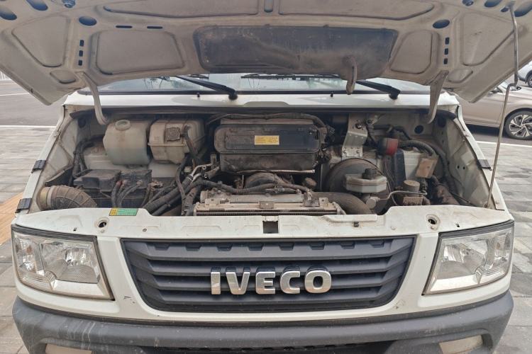 Used Iveco Daily 2020 2.8T V40 Cargo Van with Dual Tires Mid-Roof Design 3 Seats China V Emission Standard Engine Bay