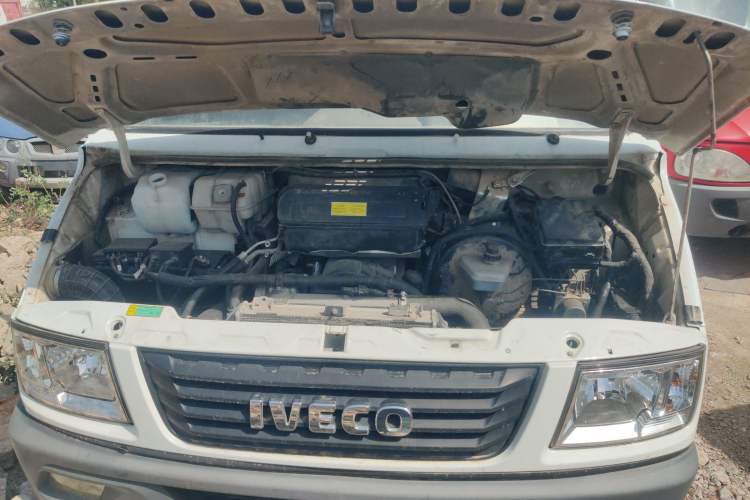 Used Iveco Daily 2020 2.5T A35 Passenger Van Single-Tire Mid-Roof Design 5-9 Seater with Sliding Side Door Meeting China VI Emission Standards Engine Bay