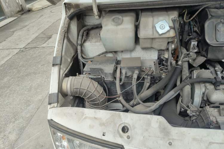Used Iveco Daily 2020 2.8T V35 Box Truck with Dual Tires Mid-Roof Design 3 Seats Emission Standard China V Engine Bay Right