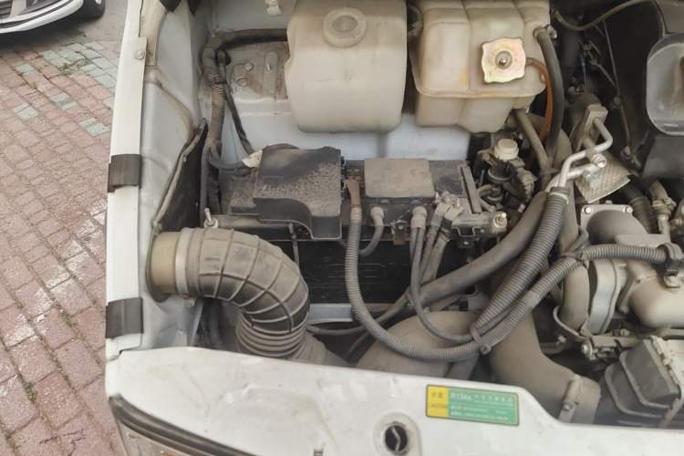 Used Iveco Daily 2020 2.5T A35 Passenger Van Dual Tires Mid-Roof Design 5-9 Seats China VI Standard Engine Bay Right