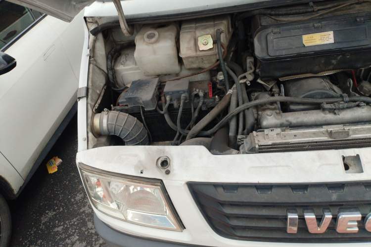 Used Iveco Daily 2020 2.5T A35 Passenger Van with Dual Tires Mid-Roof Design 5-9 Seater China V Emission Standard Engine Bay Right