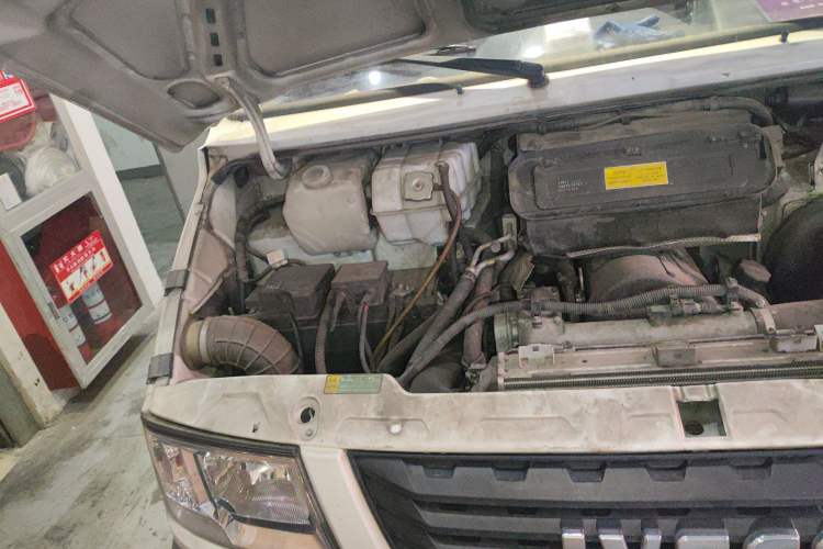 Used Iveco Daily 2020 2.5T A35 Passenger Van with Dual Tires Mid-Roof Design 5-9 Seater China V Emission Standard Engine Bay Right