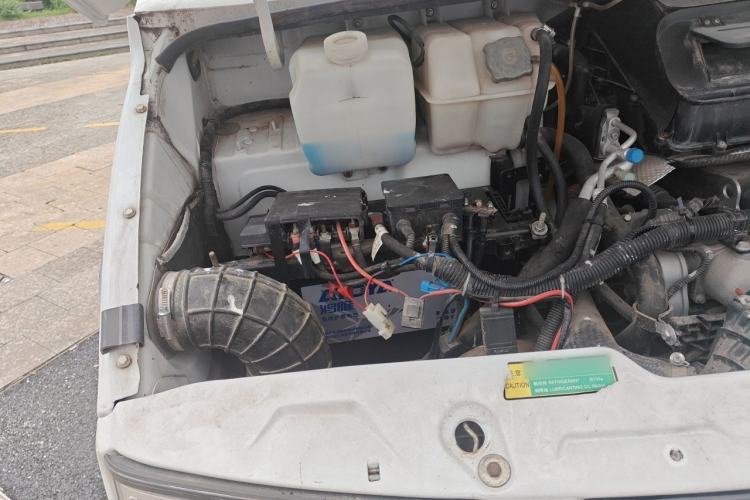 Used Iveco Daily 2020 2.5T A35 Passenger Van Single-Tire Mid-Roof Design 5-9 Seater with Sliding Side Door Meeting China VI Emission Standards Engine Bay Right