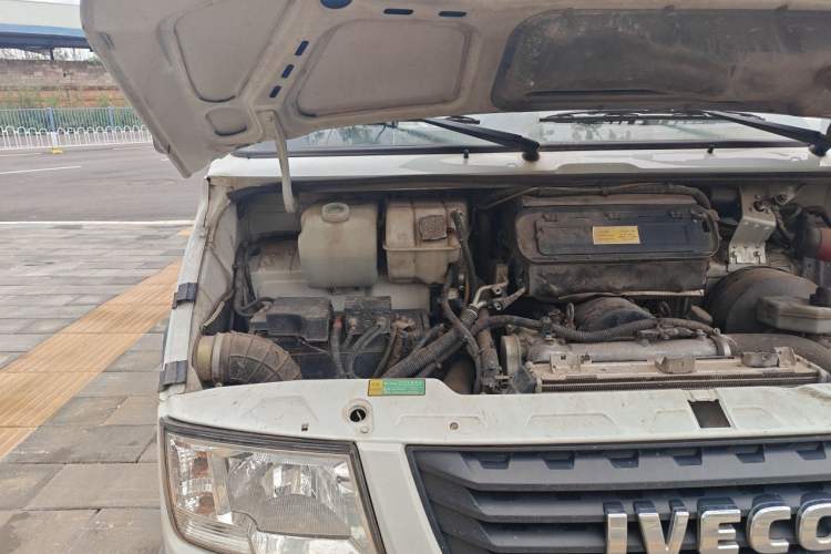 Used Iveco Daily 2020 2.8T V40 Cargo Van with Dual Tires Mid-Roof Design 3 Seats China V Emission Standard Engine Bay Right