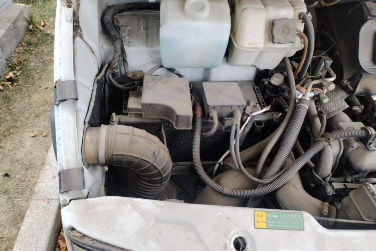 Used Iveco Daily 2020 2.8T V35 Box Truck with Dual Tires V35 Mid-Roof Design 3-Seater and Side-Sliding Door—China-V Standards Engine Bay Right