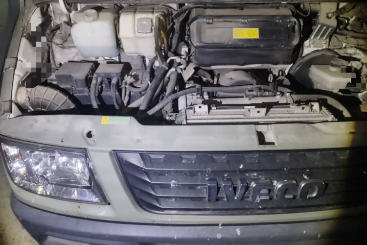 Used Iveco Daily 2020 2.5T A35 Passenger Van with Dual Tires Low Roof 5-9 Seats China V Emission Standard Engine Bay Right