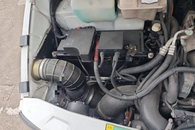 Used Iveco Daily 2020 2.8T A40 Bus Dual Tires Mid-Roof Design 10–17 Seats China V Emission Standard Engine Bay Right