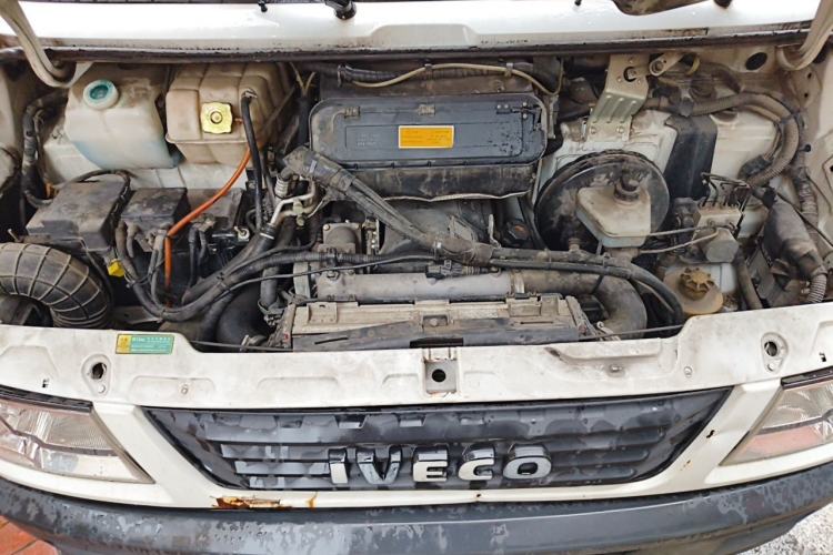Used Iveco Daily 2020 2.5T A35 Passenger Van Single-Tire Mid-Roof Design 5-9 Seats with Sliding Side Door Meeting China V Emission Standards Engine Bay