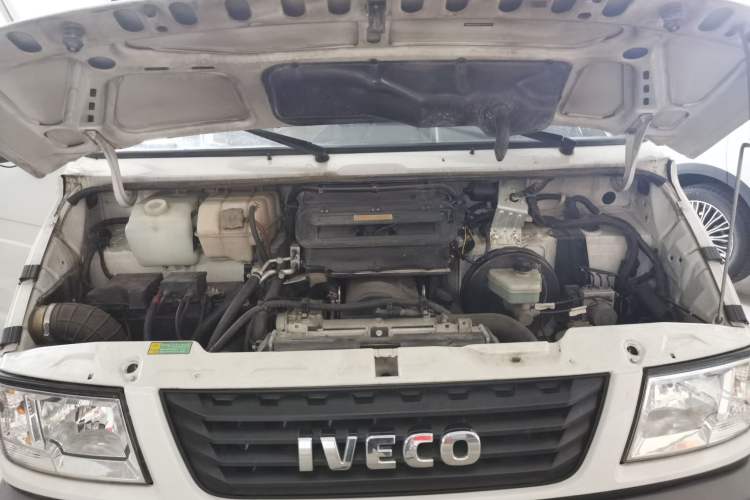 Used Iveco Daily 2020 2.5T A35 Passenger Van Single-Tire Mid-Roof Design 5-9 Seats China V Emission Standard Engine Bay