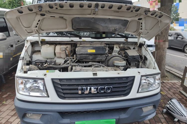 Used Iveco Daily 2020 2.5T A40 Passenger Van Dual Tires Mid-Roof Design 5-9 Seats China VI Emission Standard Engine Bay