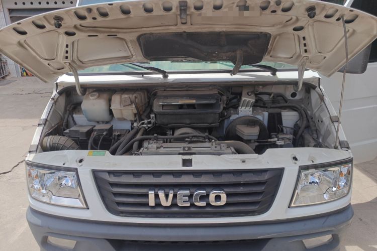 Used Iveco Daily 2020 2.5T A35 Passenger Van with Dual Tires Mid-Roof Design 5-9 Seater Side-Sliding Door China V Emission Standard Engine Bay