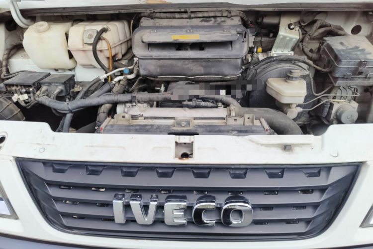 Used Iveco Daily 2020 2.5T A35 Passenger Van with Dual Tires Mid-Roof Design 5-9 Seater Side-Sliding Door Euro VI Standard Engine Bay