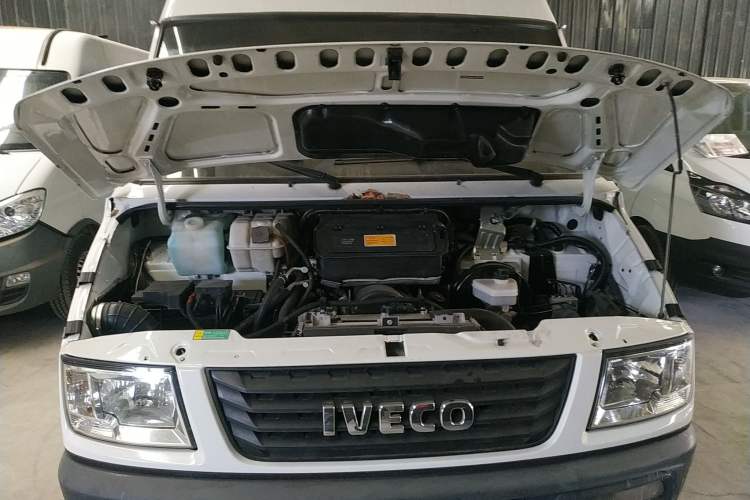 Used Iveco Daily 2020 2.5T A35 Passenger Van Single-Tire Mid-Roof Design 5-9 Seats China V Emission Standard Engine Bay