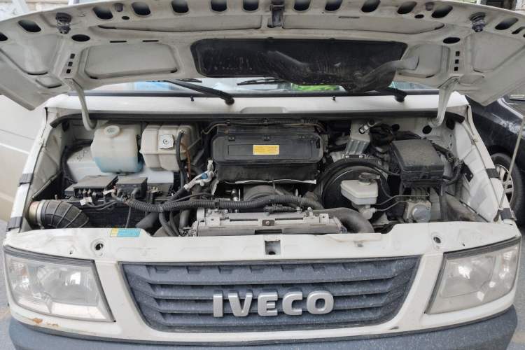 Used Iveco Daily 2020 2.5T A35 Passenger Van Single-Tire Mid-Roof Design 5-9 Seats China V Emission Standard Engine Bay