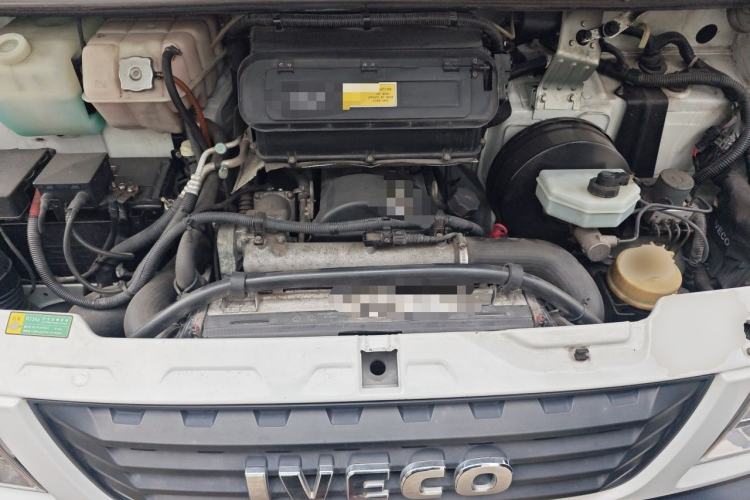 Used Iveco Daily 2020 2.8T A40 Bus Dual Tires Mid-Roof Design 10–17 Seats China V Emission Standard Engine Bay