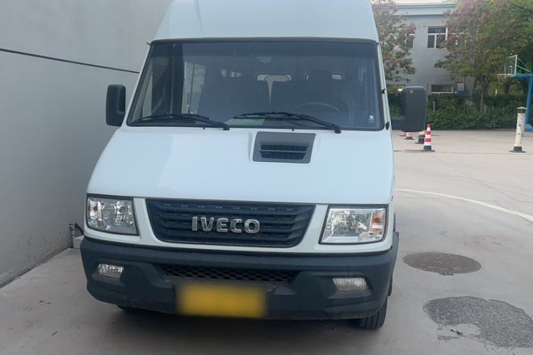 Used Iveco Daily 2020 2.8T A40 Bus Dual Tires Mid-Roof Design 10–17 Seats China VI Emission Standard Exterior 1