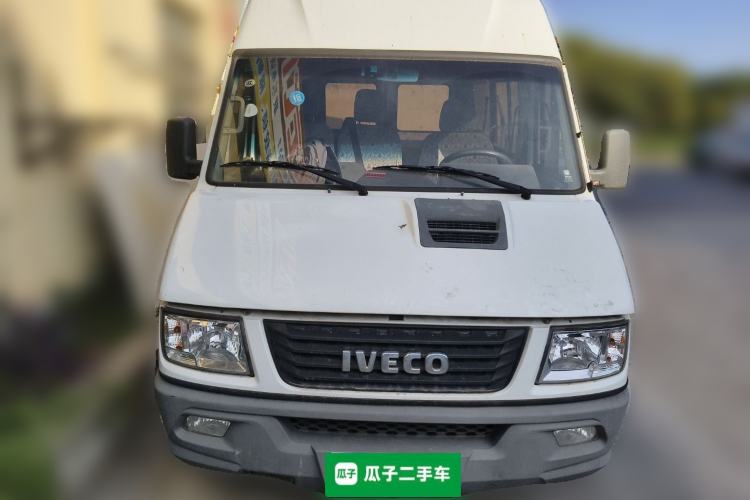Used Iveco Daily 2020 2.5T A35 Passenger Van with Dual Tires Mid-Roof Design 5-9 Seater Side-Sliding Door China V Emission Standard Exterior 1