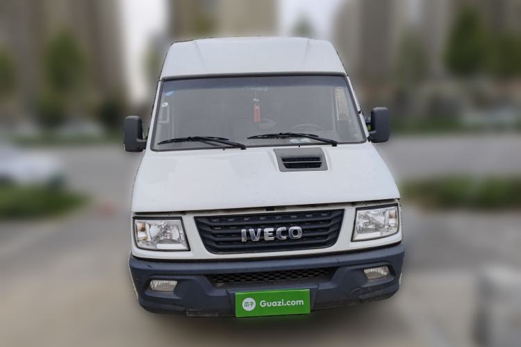 Used Iveco Daily 2020 2.5T A35 Passenger Van with Dual Tires Mid-Roof Design 5-9 Seater Side-Sliding Door China V Emission Standard Exterior 1