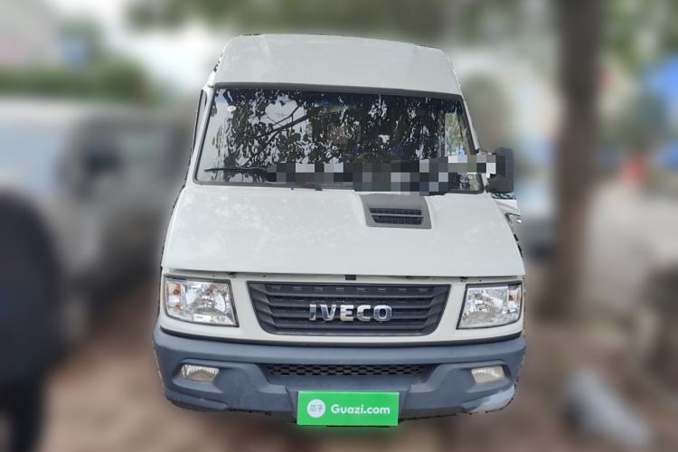 Used Iveco Daily 2020 2.5T A40 Passenger Van Dual Tires Mid-Roof Design 5-9 Seats China VI Emission Standard Exterior 1