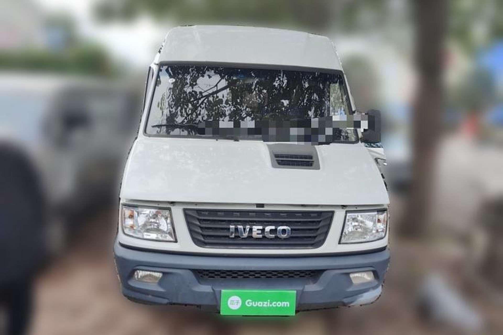 Used Iveco Daily 2020 2.5T A40 Passenger Van Dual Tires Mid-Roof Design 5-9 Seats China VI Emission Standard Exterior 1