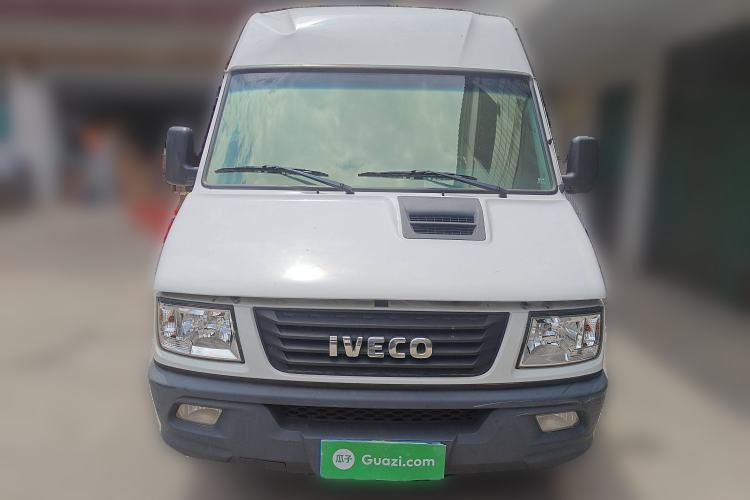 Used Iveco Daily 2020 2.5T A35 Passenger Van with Dual Tires Mid-Roof Design 5-9 Seater Side-Sliding Door China V Emission Standard Exterior 1