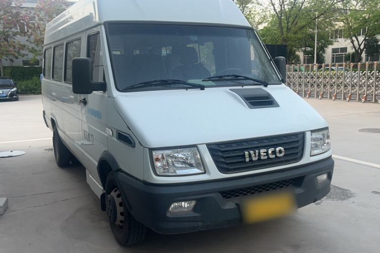 Used Iveco Daily 2020 2.8T A40 Bus Dual Tires Mid-Roof Design 10–17 Seats China VI Emission Standard Exterior 2