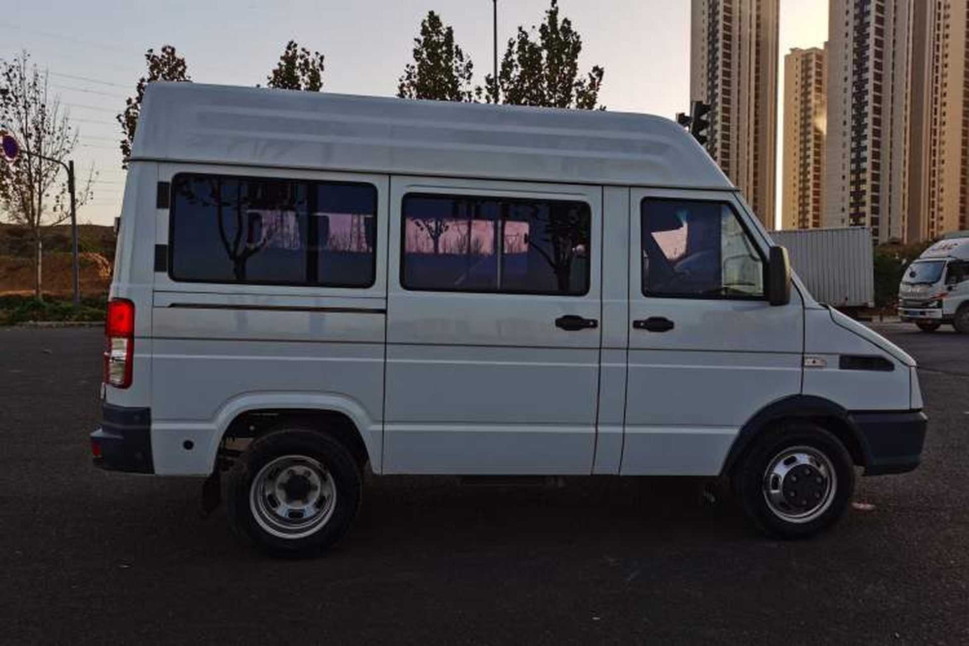 Used Iveco Daily 2020 2.5T A35 Passenger Van with Dual Tires Mid-Roof Design 5-9 Seater China V Emission Standard Exterior 2