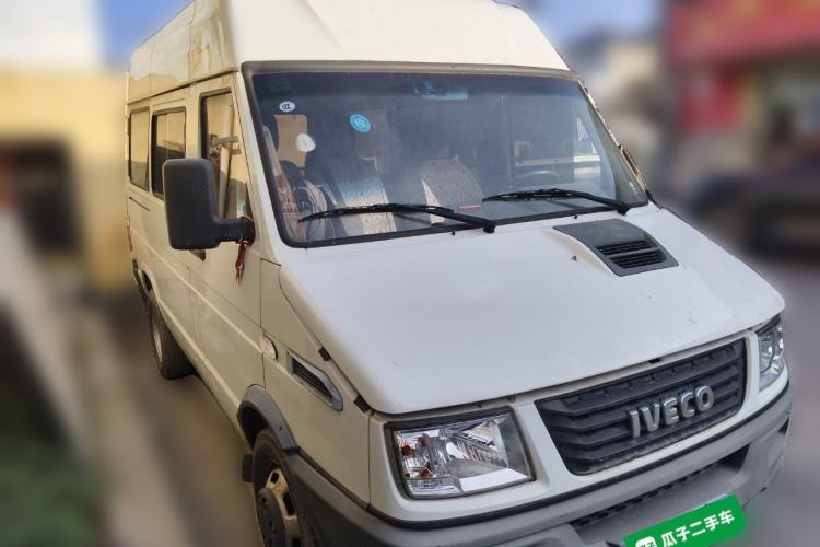 Used Iveco Daily 2020 2.5T A35 Passenger Van with Dual Tires Mid-Roof Design 5-9 Seater Side-Sliding Door China V Emission Standard Exterior 2