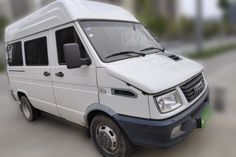 Used Iveco Daily 2020 2.5T A35 Passenger Van with Dual Tires Mid-Roof Design 5-9 Seater Side-Sliding Door China V Emission Standard Exterior 2