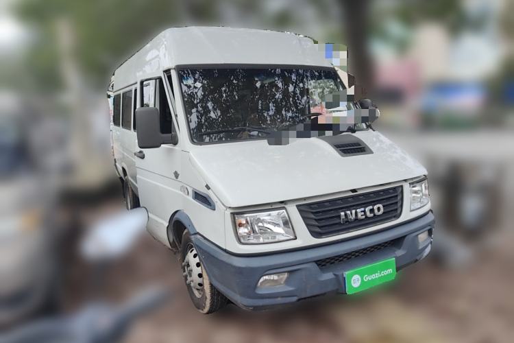 Used Iveco Daily 2020 2.5T A40 Passenger Van Dual Tires Mid-Roof Design 5-9 Seats China VI Emission Standard Exterior 2