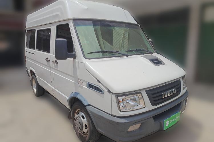 Used Iveco Daily 2020 2.5T A35 Passenger Van with Dual Tires Mid-Roof Design 5-9 Seater Side-Sliding Door China V Emission Standard Exterior 2