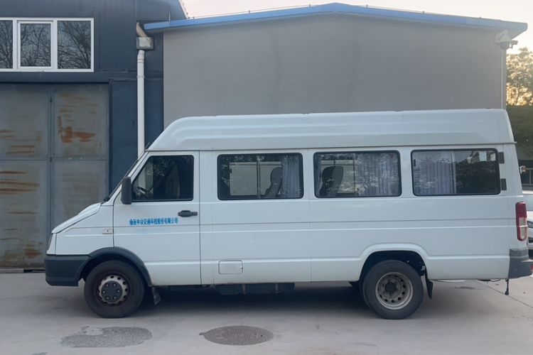 Used Iveco Daily 2020 2.8T A40 Bus Dual Tires Mid-Roof Design 10–17 Seats China VI Emission Standard Exterior 3