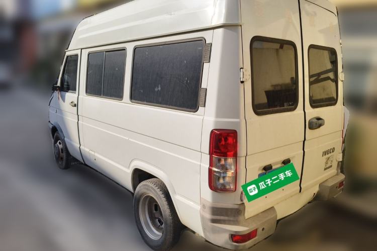 Used Iveco Daily 2020 2.5T A35 Passenger Van with Dual Tires Mid-Roof Design 5-9 Seater Side-Sliding Door China V Emission Standard Exterior 3