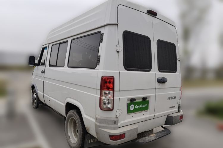Used Iveco Daily 2020 2.5T A35 Passenger Van with Dual Tires Mid-Roof Design 5-9 Seater Side-Sliding Door China V Emission Standard Exterior 3