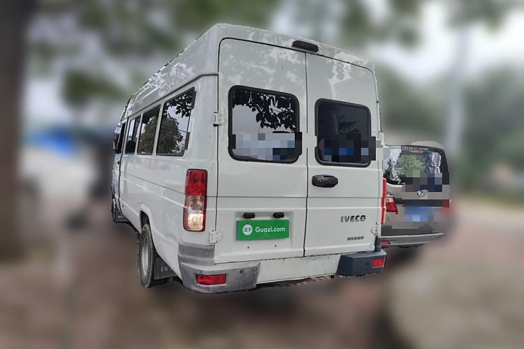 Used Iveco Daily 2020 2.5T A40 Passenger Van Dual Tires Mid-Roof Design 5-9 Seats China VI Emission Standard Exterior 3