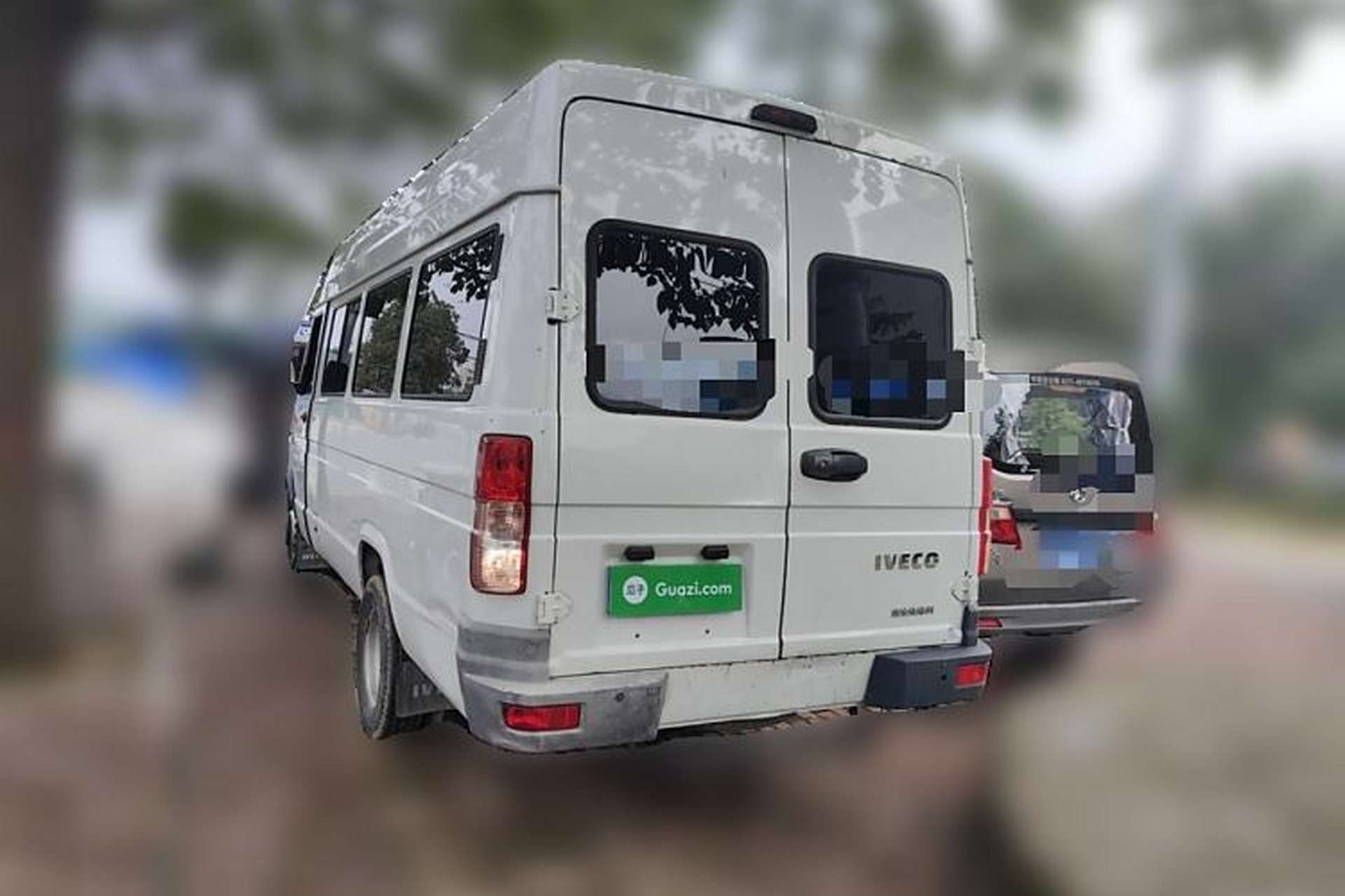 Used Iveco Daily 2020 2.5T A40 Passenger Van Dual Tires Mid-Roof Design 5-9 Seats China VI Emission Standard Exterior 3